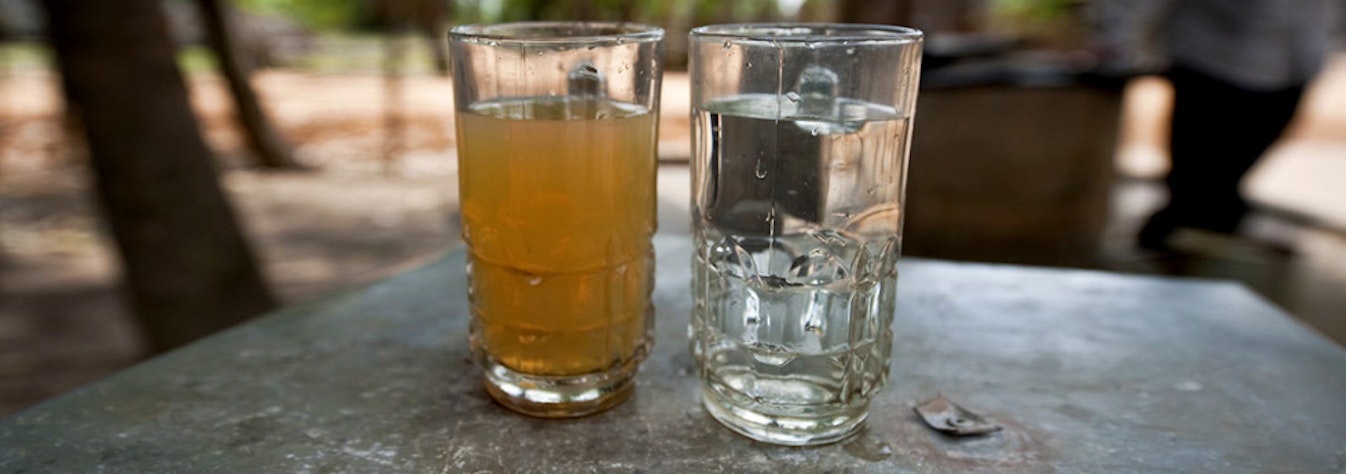 Пить мутную воду. Мутная вода. Грязный стакан. Грязная вода в стакане. Загрязнённая вода в стакане.